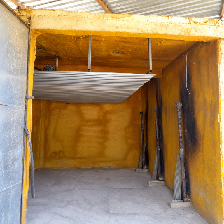 Cuarto Industrial Amarillo con Panel Suspendido