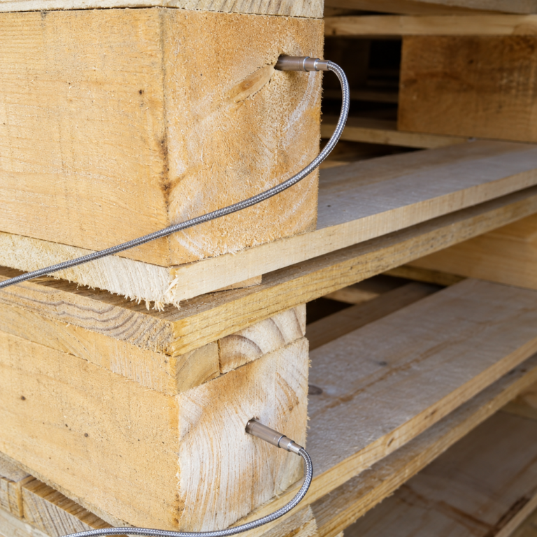 Sensores metálicos en madera apilada